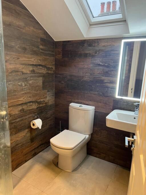 Four Bedroom Modern Victorian Wandsworth House Лондон Экстерьер фото