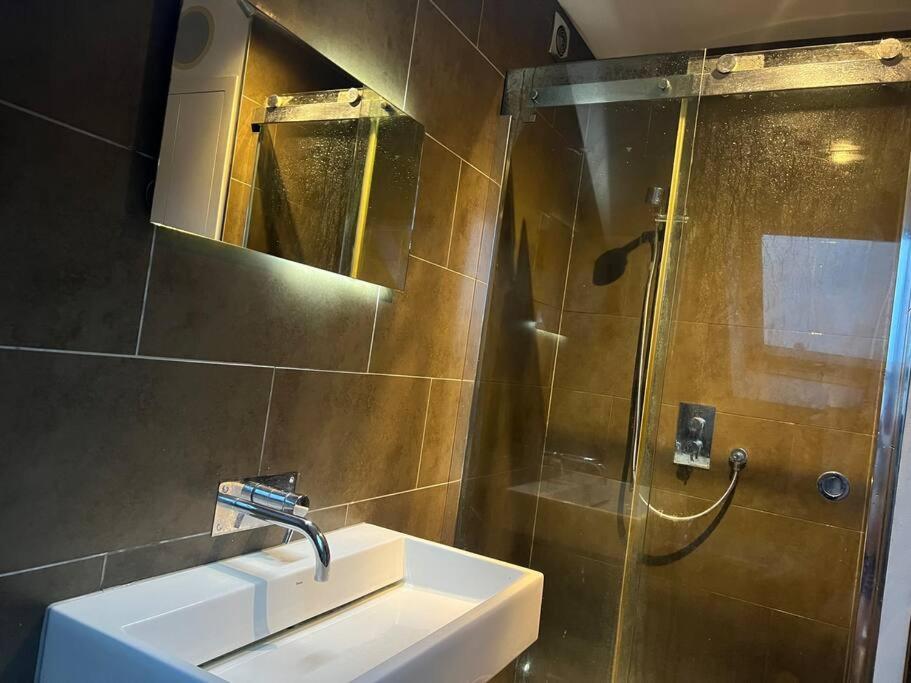 Four Bedroom Modern Victorian Wandsworth House Лондон Экстерьер фото